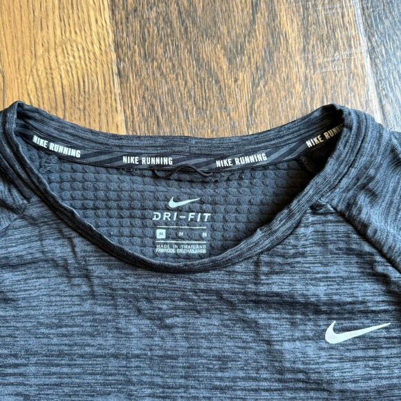 Nike Dri-FIT Running Top Women’s M Black Long Sleeve Thumb Holes Zip Pocket - Picture 3 of 4